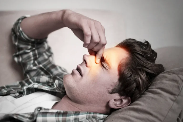 mężczyzna z bólem zatok